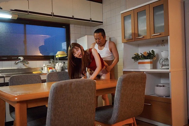 Bé yêu bị ông chồng mới của mẹ làm tình mỗi ngày, cho dù đã có người yêu